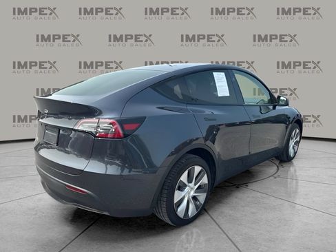 Used 2024 Tesla Model Y Long Range AWD/4WD image 3