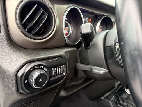 Used 2019 Jeep Wrangler Unlimited Sport S AWD/4WD image 7