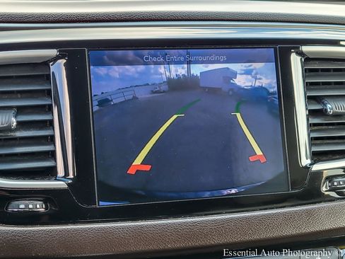 Used 2017 Chrysler Pacifica Touring-L w/ Tire & Wheel Group FWD image 18