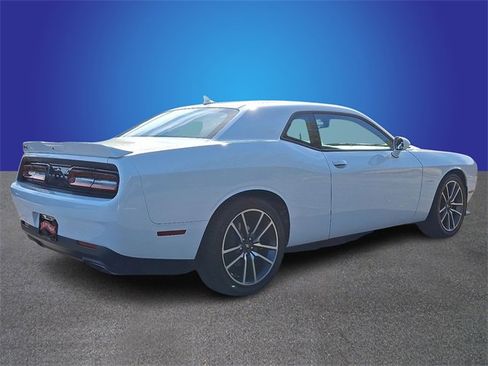 Used 2022 Dodge Challenger R/T w/ Plus Package image 4