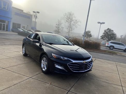 Used 2024 Chevrolet Malibu LT image 2
