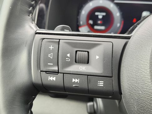 Used 2024 Nissan Pathfinder Platinum FWD image 9
