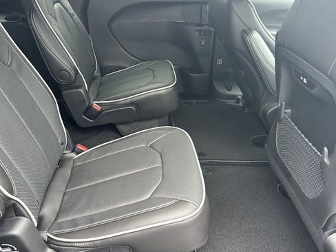 New 2026 Chrysler Pacifica Limited image 16