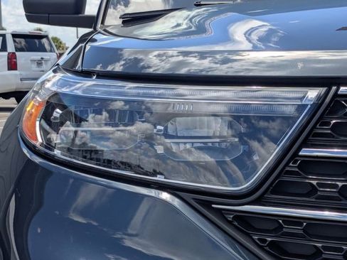 Used 2023 Ford Explorer XLT AWD/4WD image 12