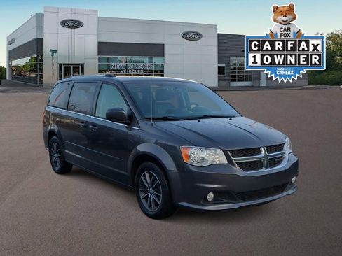 Used 2017 Dodge Grand Caravan SXT image 2