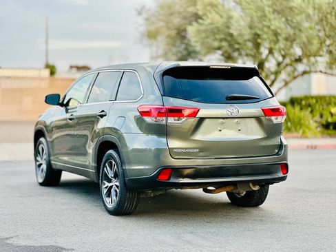 Used 2018 Toyota Highlander LE w/ Carpet Mat Package (TMS) FWD image 6