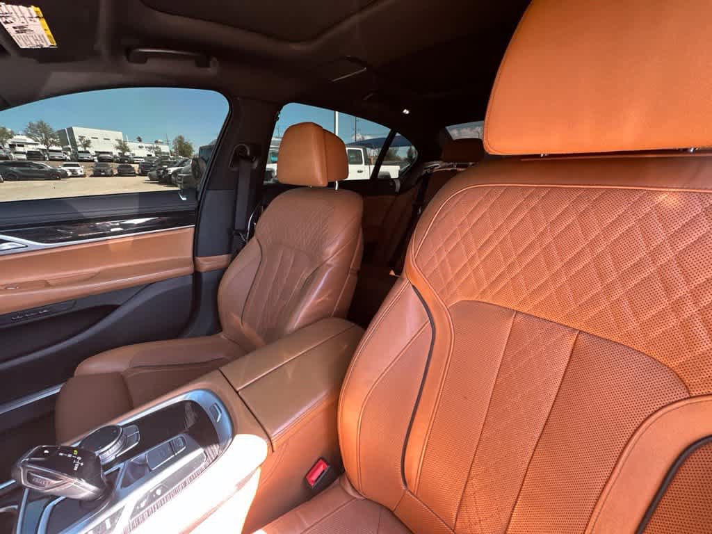 Used 2019 BMW 750i w/ M Sport Package RWD image 9