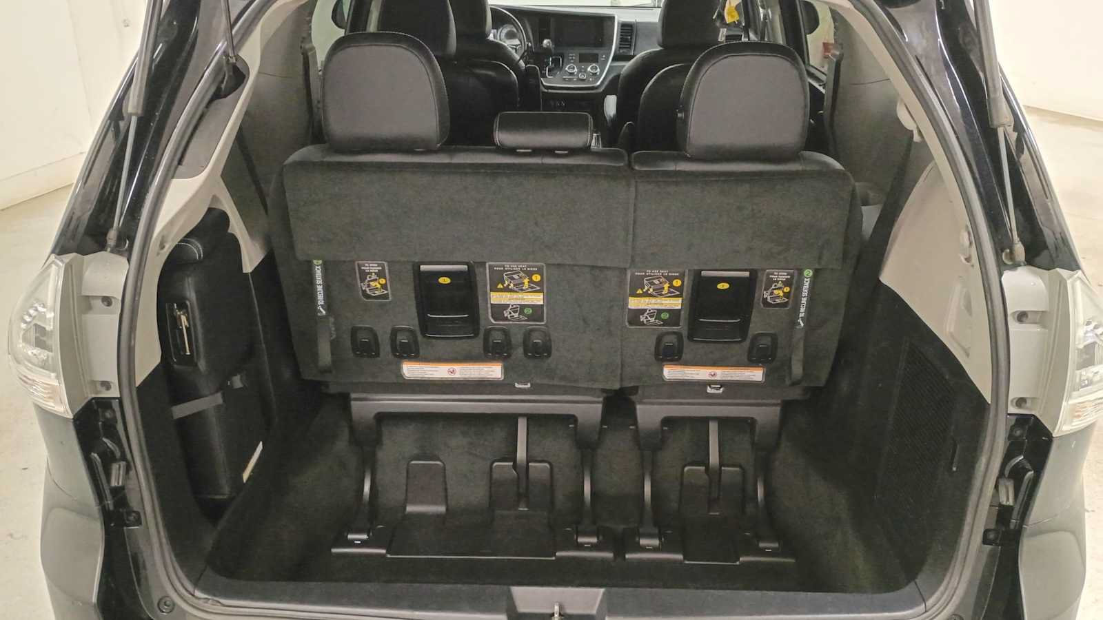 Certified 2017 Toyota Sienna SE w/ SE Preferred Package FWD image 28