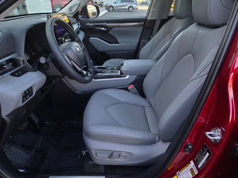 Certified 2026 Toyota Highlander Limited AWD/4WD image 16