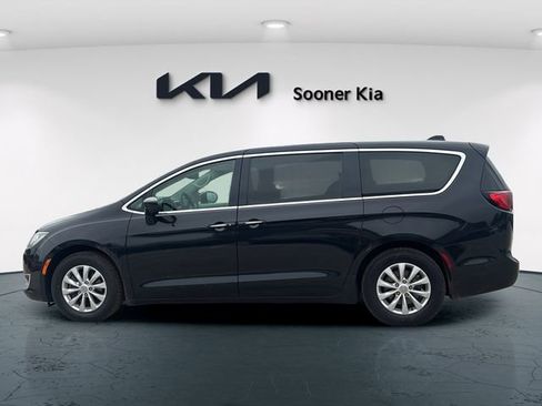 Used 2019 Chrysler Pacifica Touring Plus w/ Advanced Safetytec Group FWD image 3
