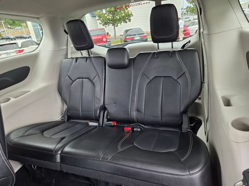 Used 2024 Chrysler Pacifica Limited FWD image 11