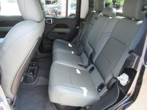 Certified 2025 Jeep Gladiator Mojave w/ Convenience Group AWD/4WD image 38