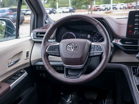 Used 2023 Toyota Sienna Platinum image 21