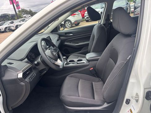 Used 2025 Nissan Altima 2.5 SV FWD image 25