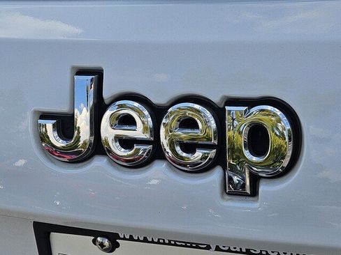 Used 2020 Jeep Grand Cherokee Laredo AWD/4WD image 28
