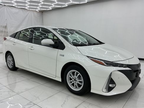 Used 2020 Toyota Prius Prime Limited FWD image 7