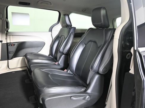 Used 2023 Chrysler Pacifica Touring-L image 18