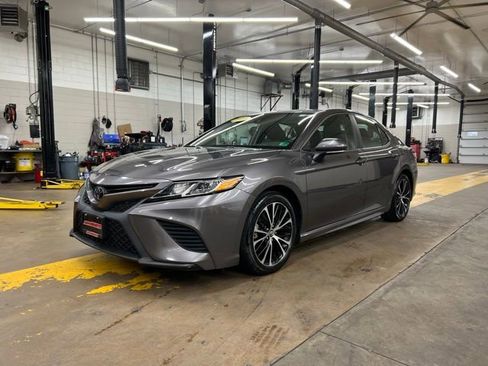 Used 2020 Toyota Camry SE image 3