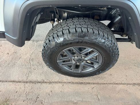 Used 2025 Jeep Gladiator Sport image 26