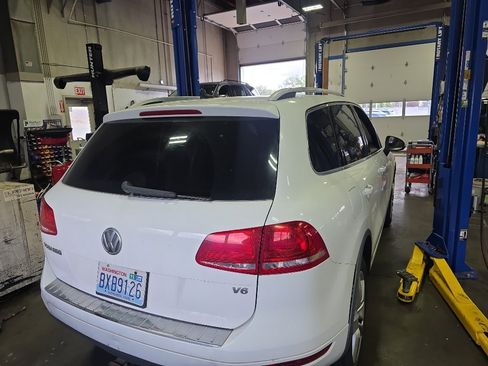 Used 2013 Volkswagen Touareg VR6 AWD/4WD image 3