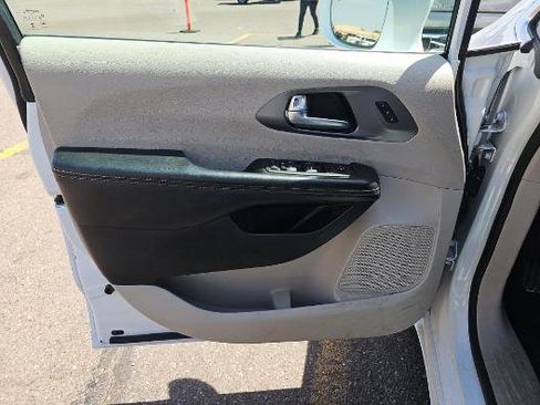 Used 2022 Chrysler Pacifica Touring-L FWD image 7