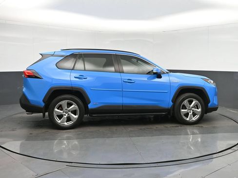 Used 2021 Toyota RAV4 XLE Premium AWD/4WD image 8