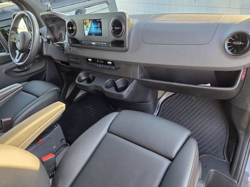 Used 2021 Mercedes-Benz Sprinter 2500 image 31