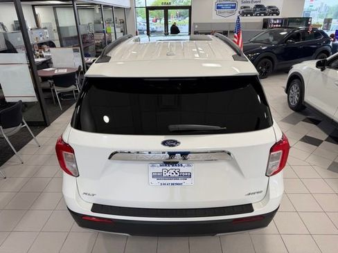 Used 2022 Ford Explorer XLT w/ Equipment Group 202A AWD/4WD image 12