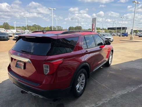 Used 2023 Ford Explorer XLT w/ Equipment Group 202A image 4