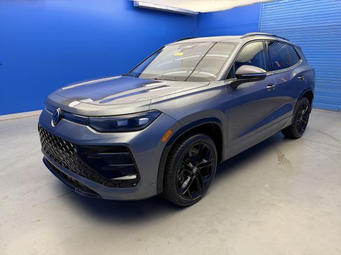 Certified 2025 Volkswagen Tiguan SE R-Line AWD/4WD image 4