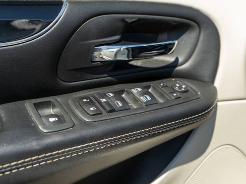 Used 2019 Dodge Grand Caravan SXT FWD image 15