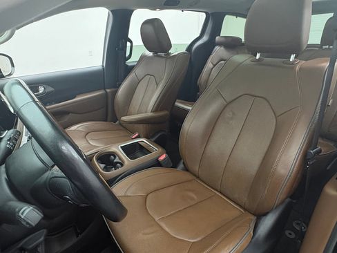 Used 2019 Chrysler Pacifica Limited w/ Tire & Wheel Group FWD image 18
