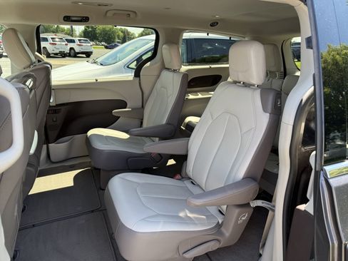 Used 2018 Chrysler Pacifica Touring-L Plus w/ Advanced Safetytec Group FWD image 13