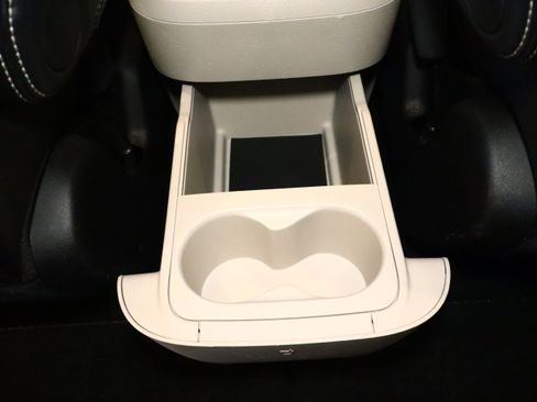 Used 2024 Chrysler Pacifica Touring-L image 39