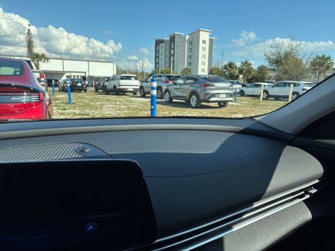 Used 2025 Hyundai Elantra SEL image 38