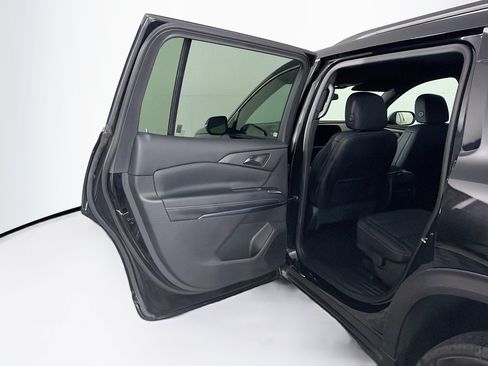 Used 2025 Chevrolet Traverse LT FWD image 25