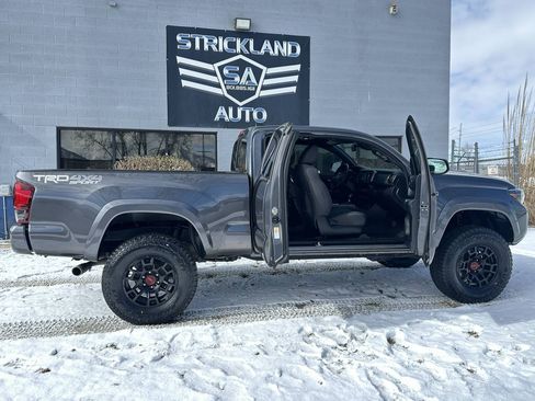 Used 2018 Toyota Tacoma TRD Sport w/ Technology Package AWD/4WD image 28