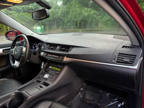 Used 2011 Lexus CT 200h image 17