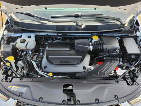 Used 2024 Chrysler Pacifica Touring-L FWD image 11