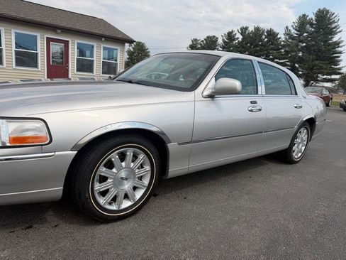 Used 2010 Lincoln Town Car Signature Limited image 33