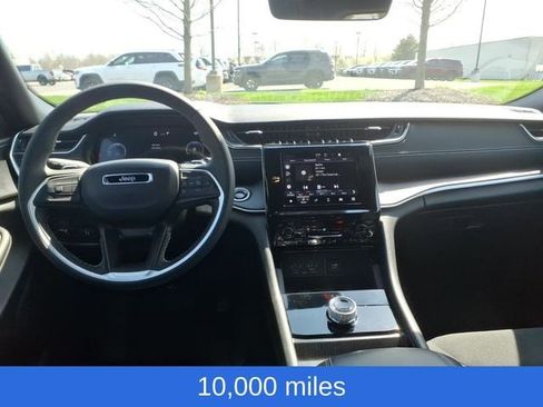 Used 2025 Jeep Grand Cherokee Laredo AWD/4WD image 11