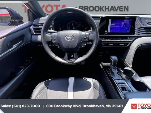 Used 2025 Toyota Camry SE w/ Convenience Package FWD image 5