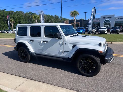 Certified 2025 Jeep Wrangler Unlimited Sahara AWD/4WD image 3