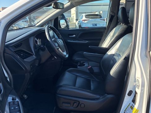 Used 2018 Toyota Sienna SE w/ Carpet Mat Package image 3