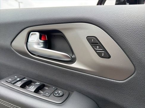 Used 2025 Chrysler Pacifica Select FWD image 18