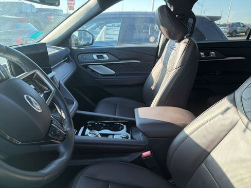 Used 2025 Ford Explorer Platinum w/ LUX Leather Package image 8