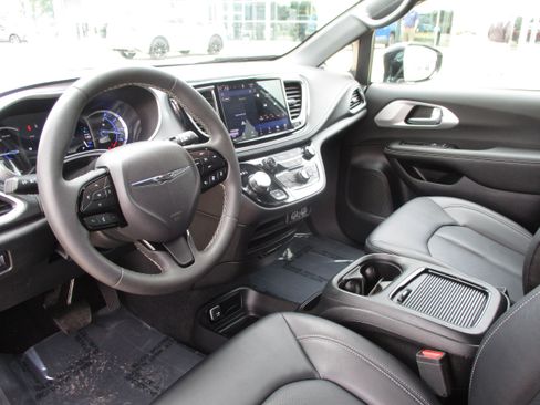 Used 2024 Chrysler Pacifica Limited FWD image 16