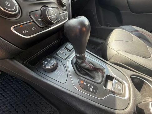 Used 2019 Jeep Cherokee Trailhawk AWD/4WD image 23