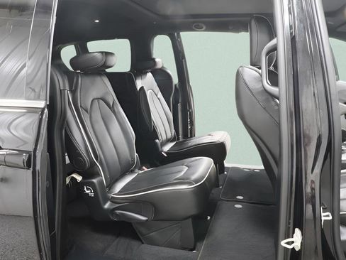 Used 2026 Chrysler Pacifica Limited FWD image 30