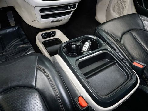 Used 2018 Chrysler Pacifica Touring-L image 20